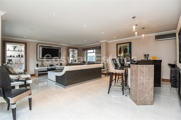 6 bed property in Engel Park, Mill Hill